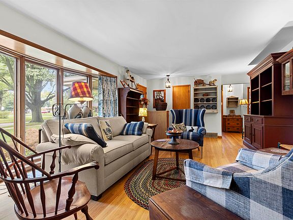 3rd image of 415 Hemlock Ln