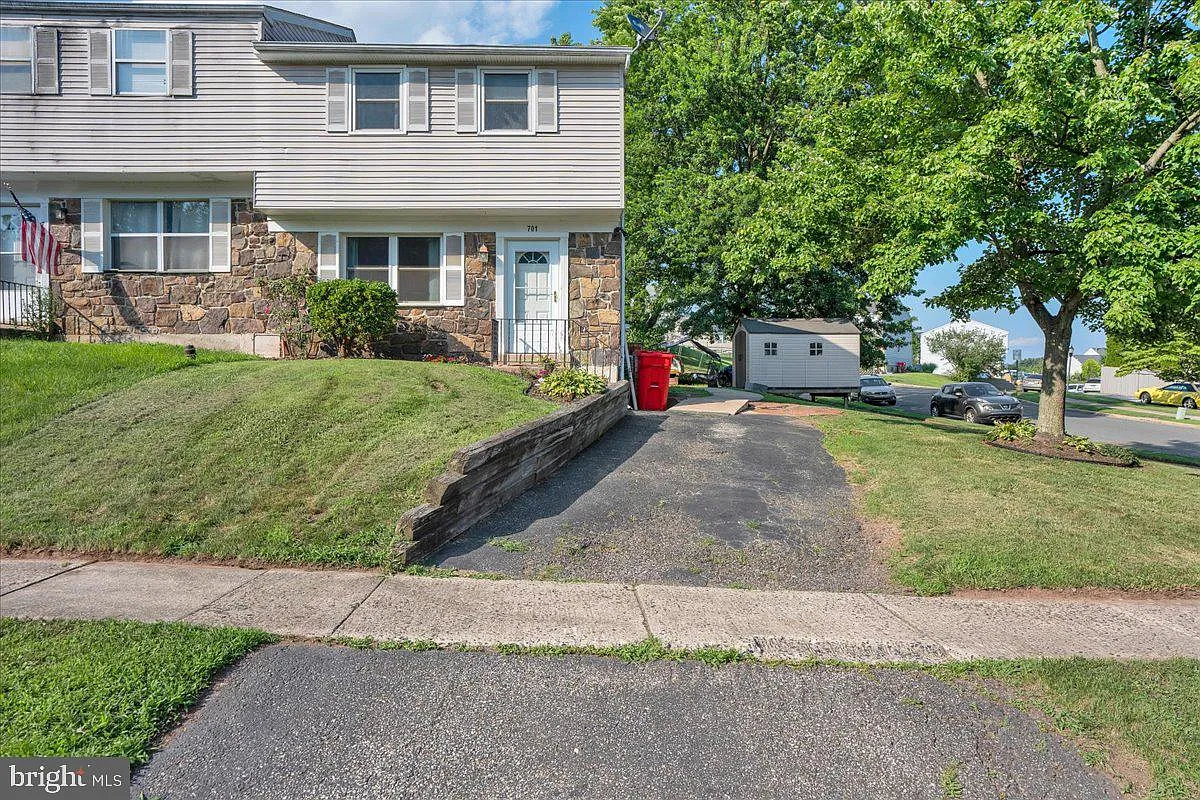 701 Holly Dr photo 1