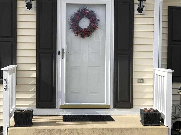 2nd image of 34 Hampshire Ln