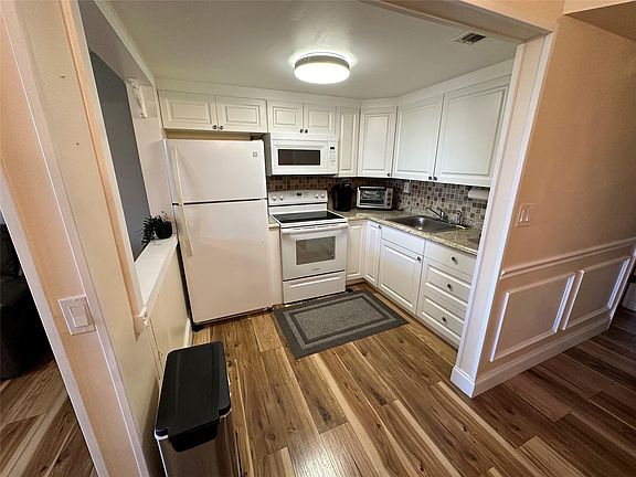 4th image of 9061 Sunrise Lakes Boulevard #103