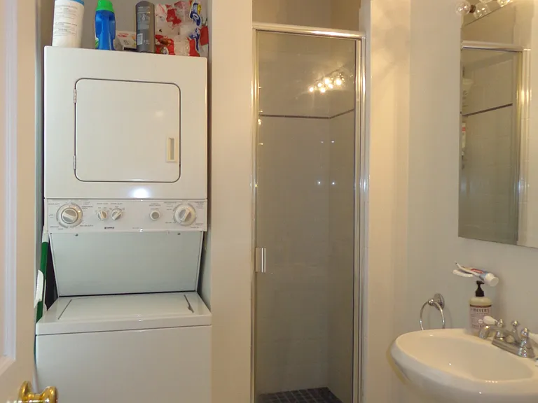 17 Centre St #2R — Photo 4