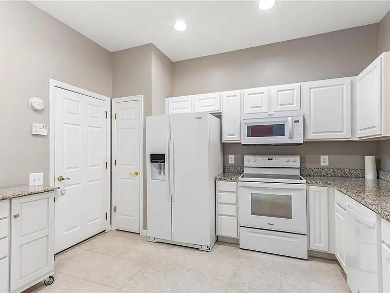 3326 Covered Bridge Dr W — Photo 9