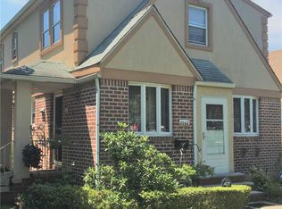 8062 256th St, Glen Oaks, NY 11004