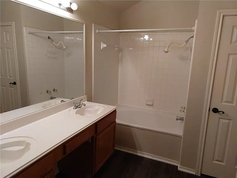 1007 Russwood Cv — Photo 10
