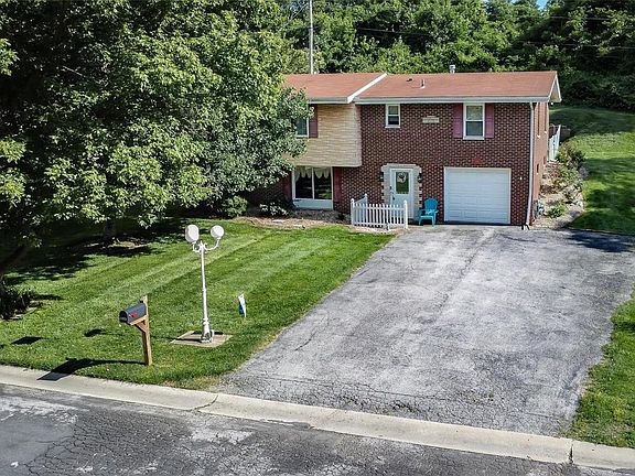 5th image of 1049 Hillcrest Dr