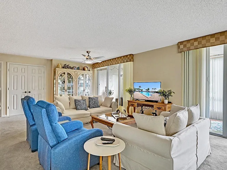 107 Half Moon Cir #H1 — Photo 18
