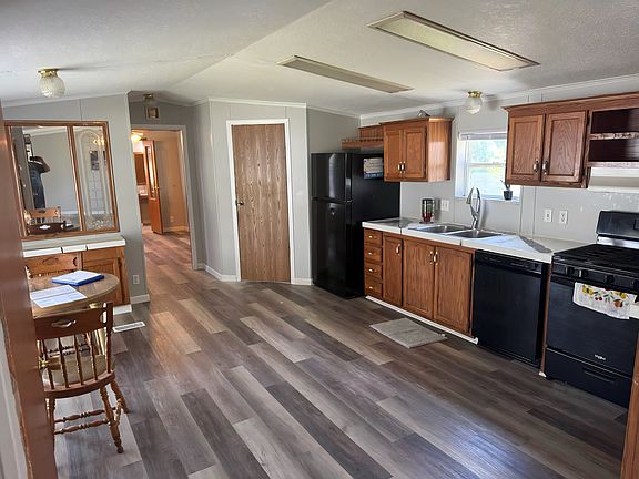 4th image of 37 Village Ct