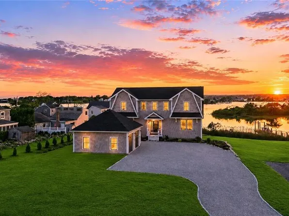 84 Carver Ln, Narragansett, RI 02882