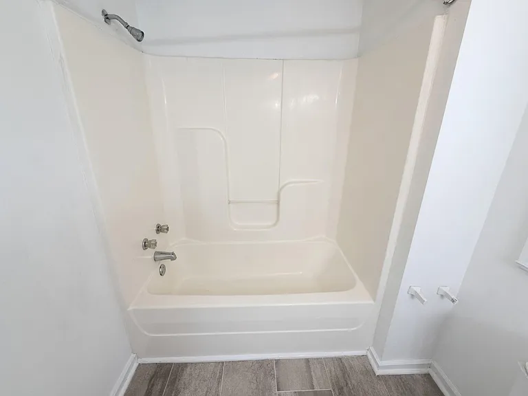 209 E 16th St — Photo 10