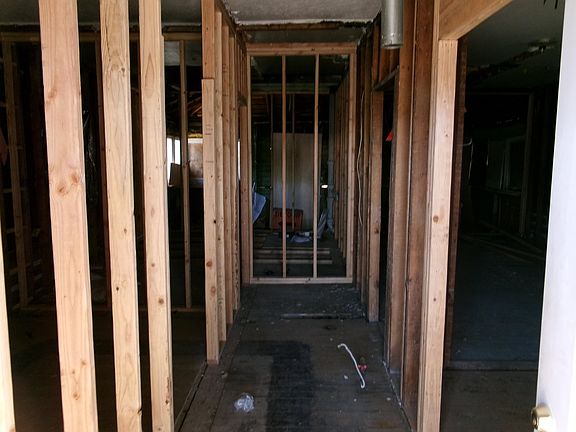 5th image of 907 E Broad Ave