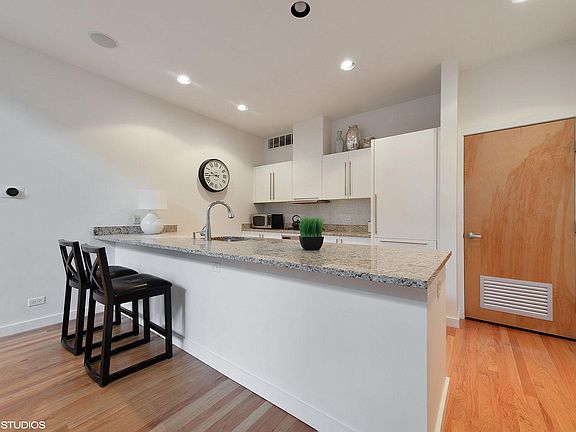 4th image of 925 N Wolcott Ave Unit 104