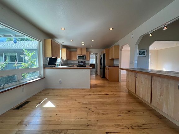 3rd image of 206 Woodys Pl