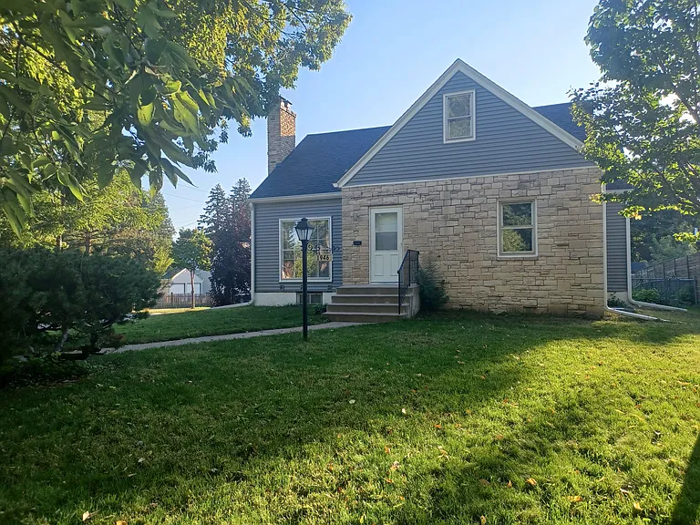 1946 Washburn Ave N — Photo 1