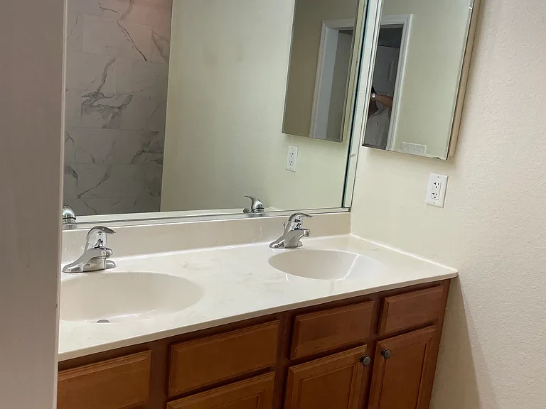 327 SE 23rd Ave #28 — Photo 8