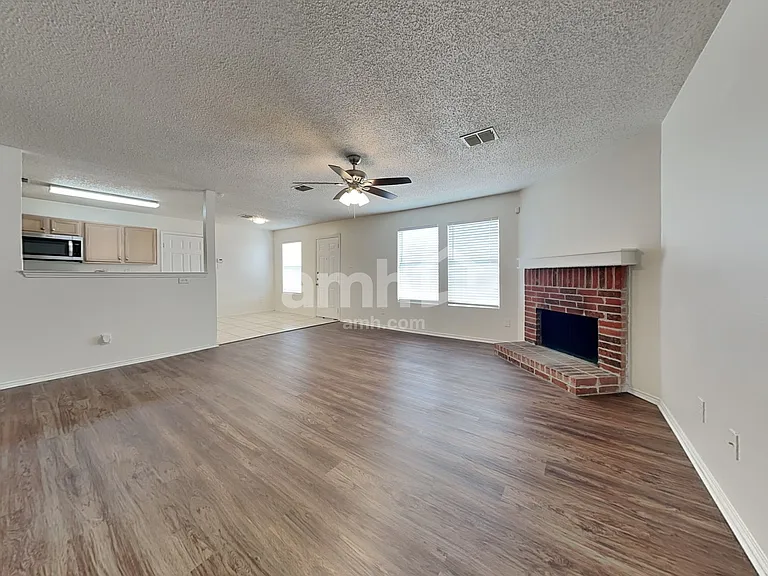 1528 Englewood Dr — Photo 5