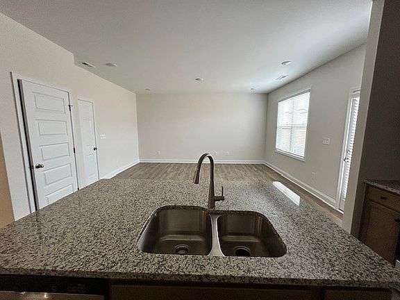 3rd image of 83 Favre St
