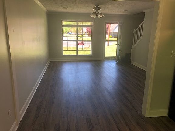 5th image of 250 Stratford Ln