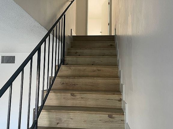 4th image of 112 E Buckthorn St APT 1