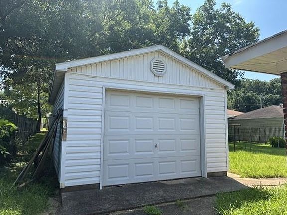 2nd image of 3980 Renwal St