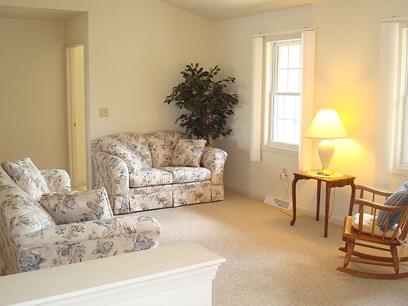 LIVING RM. W/VAULTED CEILING