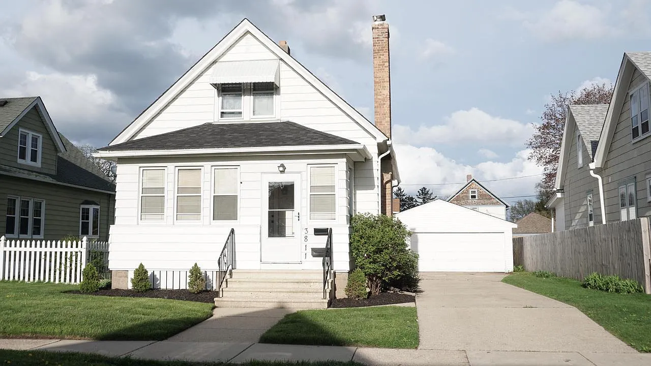 3811 10th AVENUE photo 1