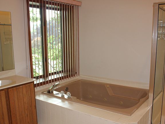 mst bth sunken tub/shower  