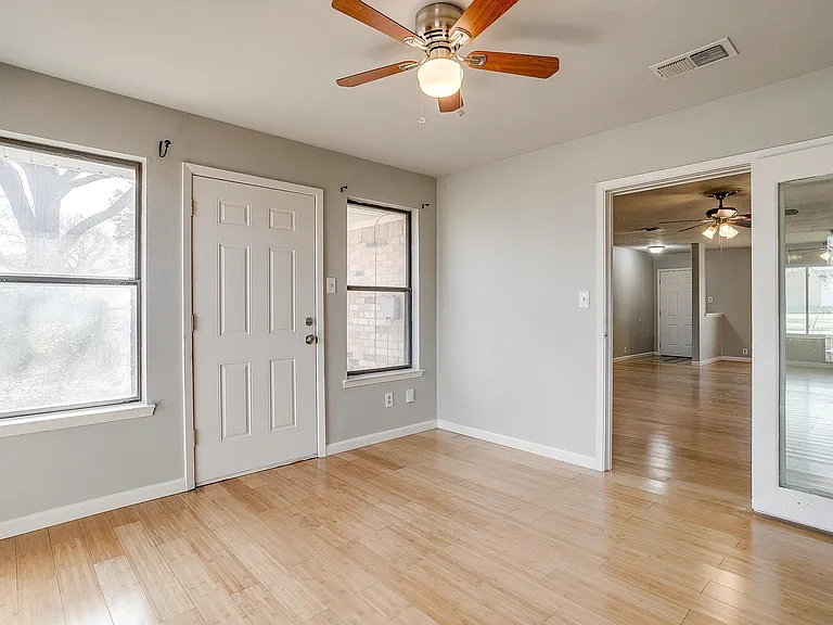 109 SE Dian St — Photo 28