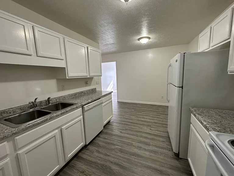 708 E Utica St #B — Photo 4