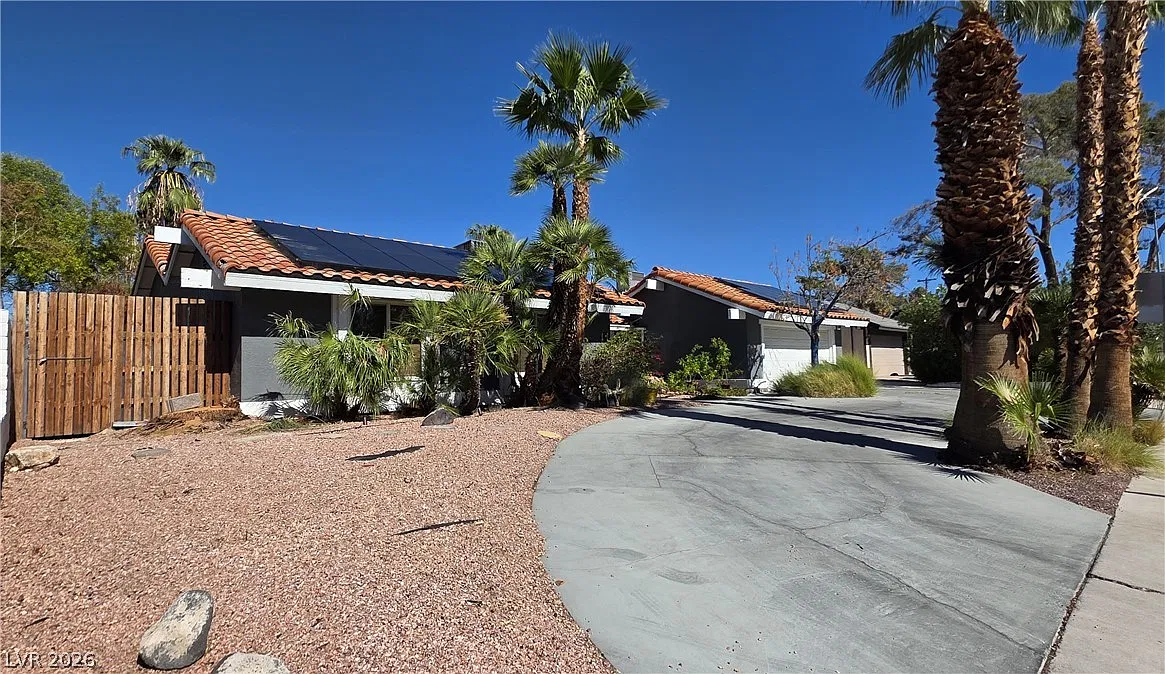 3 bed, 2.0 bath, 2321 sqft, $2,900 — Photo 1