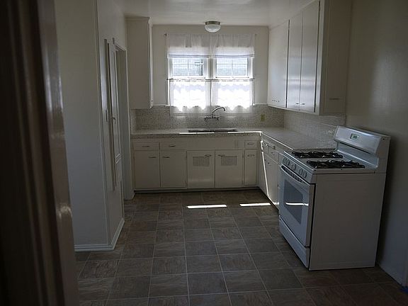 5th image of 712 N Poinsettia Pl
