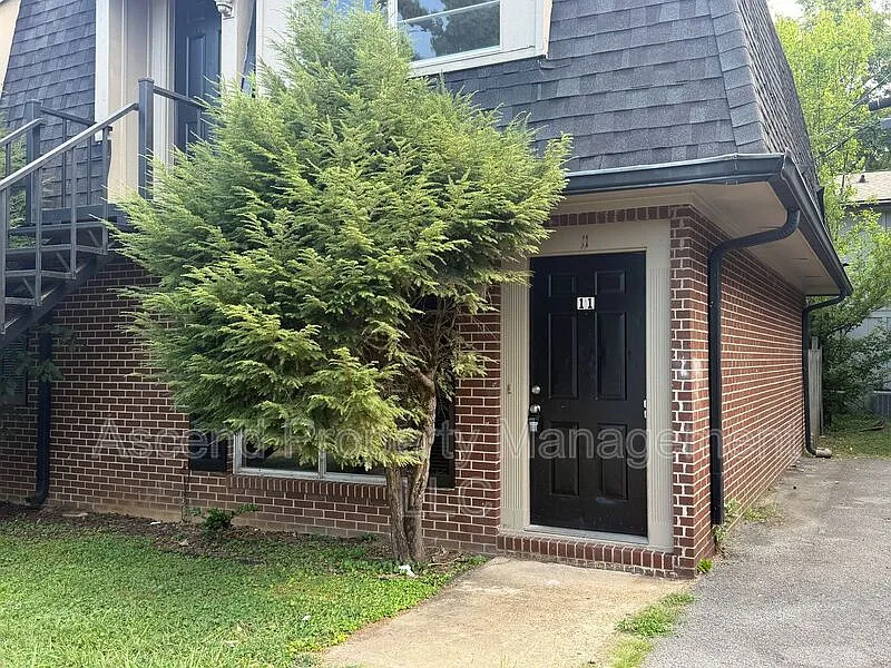 2410 Lyndon Ave #11