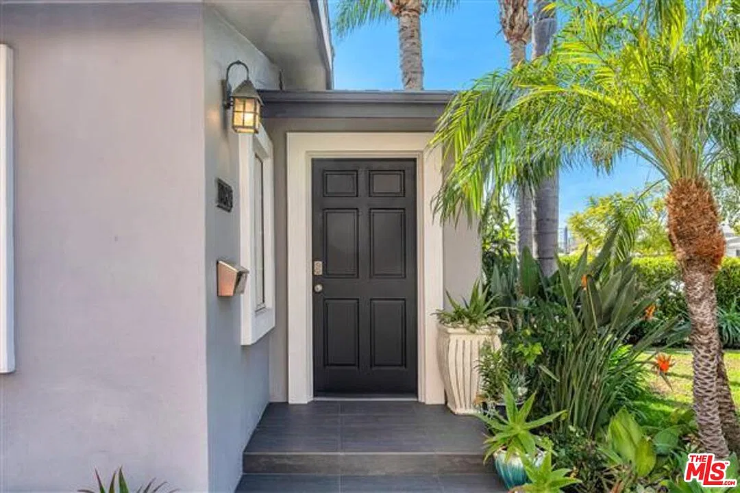 4 bed, 3.0 bath, 2328 sqft, $10,700 — Photo 3