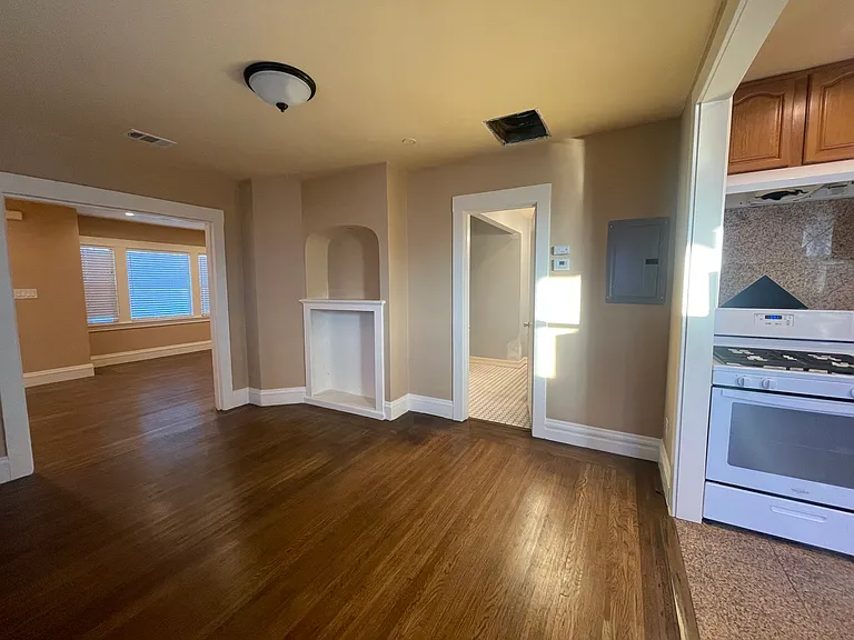 3061 Macarthur Blvd #1 — Photo 2
