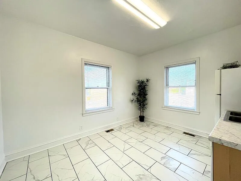 3 bed, 1.0 bath, 1000 sqft, $1,200 — Photo 2
