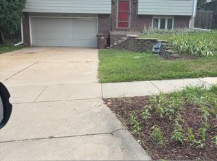 6308 Deerwood Dr, Lincoln, NE 68516