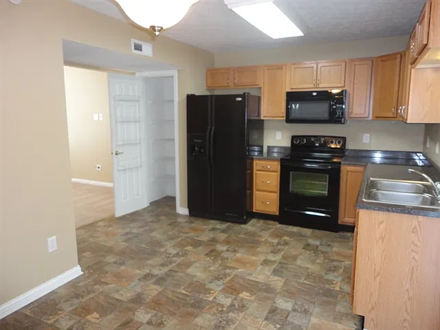 4 bed, 2.5 bath, 1679 sqft, $1,895 — Photo 2