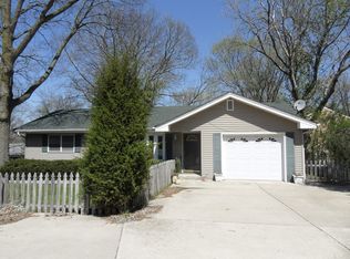 82 Chicago Rd, Oswego, IL 60543