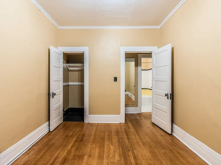 Carlyle Apartments — Photo 22