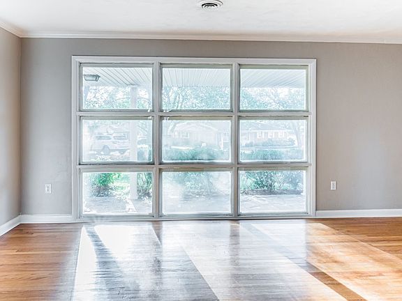 4th image of 348 Leslie Ave