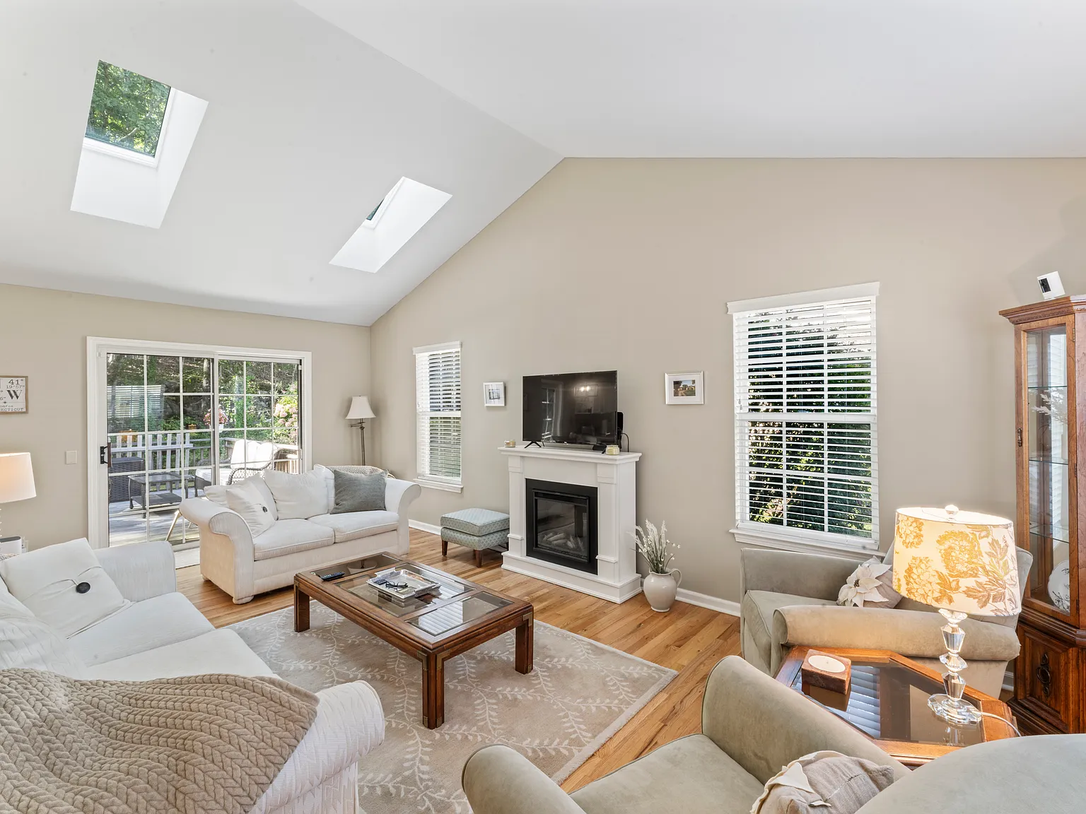 2 bed, 1.5 bath, 1564 sqft, $3,000 — Photo 2