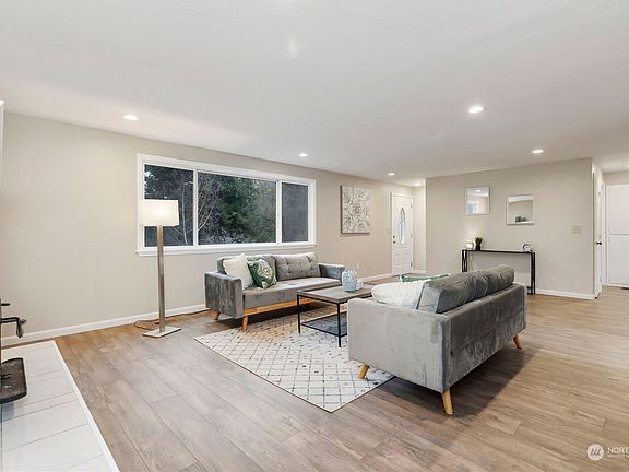 4th image of 15024 21st Avenue Ct E