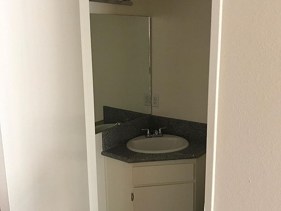 5th image of 12653 Oxnard St APT 2