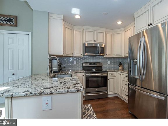 3rd image of 1414 Windsor Park Ln