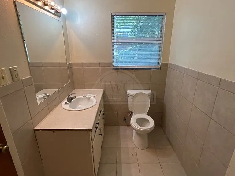 208 Oak St — Photo 15