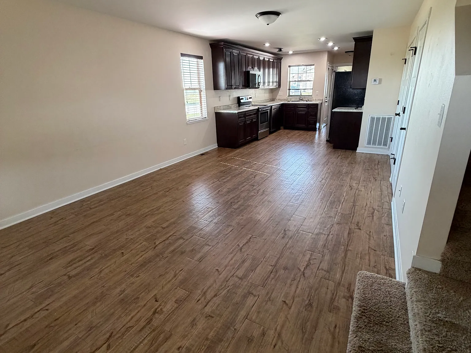3 bed, 2.5 bath, 1363 sqft, $1,595 — Photo 3