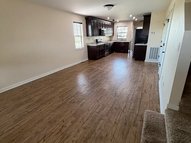 411 13th St NE — Photo 3