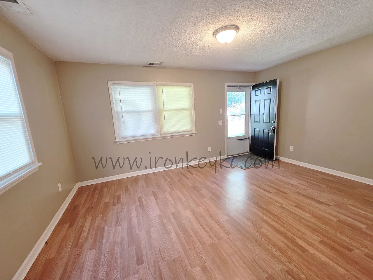 2 bed, 728 sqft, $1,250 — Photo 2