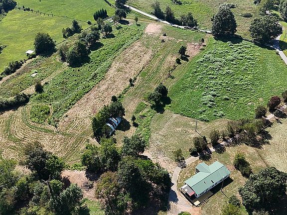 4th image of 1019 Eli Knob Rd