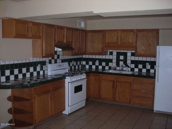 3rd image of 124 E Cedar Ave