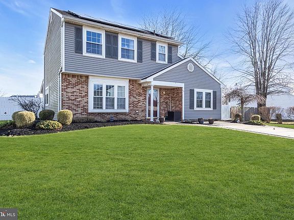 3rd image of 9 Honey Locust Ln